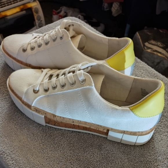 *SOLD* Dolce Vita YaYa Women's Casual Shoes sz 10M Wht/Yellow - Picture 2 of 8